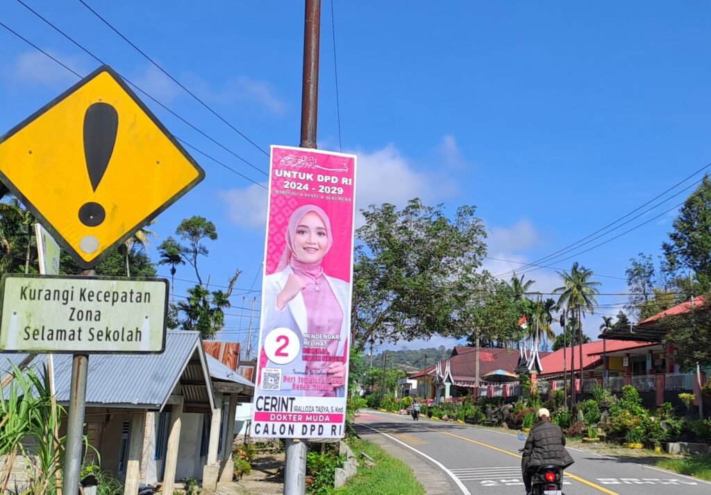 Alat Peraga Kampanye (APK) salah satu Calon DPD Sumatera Barat terpasang di tiang listrik pinggir Nasional Kabupaten Pasaman, Selasa (2/1/24)