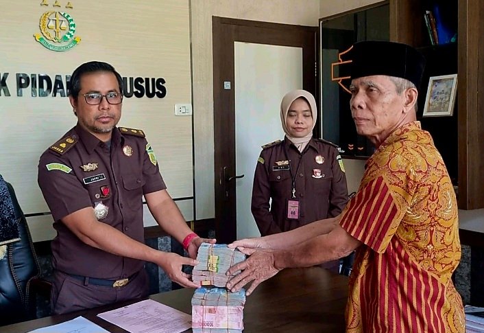 Kejaksaan Negeri Pasaman diwakili Kasi Pidana Khusus, Juprizal, SH, MH resmi menerima titipan pengembalian kerugian keuangan negara sebesar Rp125.000.000,- dari saksi "S" mantan Wali Nagari Ladang Panjang terkait dugaan tindak pidana korupsi anggaran Dana Desa dan Alokasi Dana Desa selama tahun anggaran 2018 hingga 2020, pada Rabu (3/1/25).