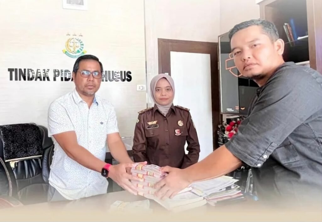 Kasi Pidana Khusus Kejaksaan Negeri Pasaman, Juprizal menerima titipan pengembalian kerugian keuangan negara senilai Rp135.000.000 dari mantan Wali Nagari Sundata periode 2016-2022, RE, senilai Rp135.000.000 pada Rabu, 24 Januari 2024.