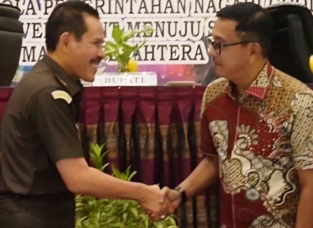 Asintel Kejati Sumbar, Mustaqpirin jabat tangan dengan Bupati Solok Selatan, Khairunas saat Launching Jaga Desa/Nagari dan Peningkatan Kapasitas Pemerintahan Nagari se-Kabupaten Solok Selatan di Hotel Axana Kota Padang pada Rabu 15 Mei 2024. Asintel Kejati Sumbar, Mustaqpirin hadir atas undangan Pemkab Solok Selatan. (Dok. Tiktok Khairunas)