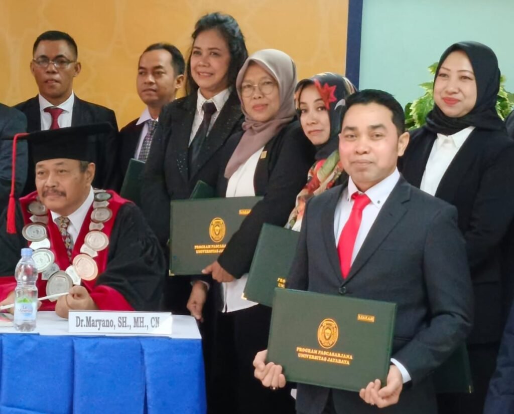 Asisten Pidana Khusus (Aspidsdus) di Kejaksaan Tinggi (Kejati) Sumbar, Hadiman meraih gelar Doktor (Dr.) predikat Cumlaude dari Universitas Jayabaya.