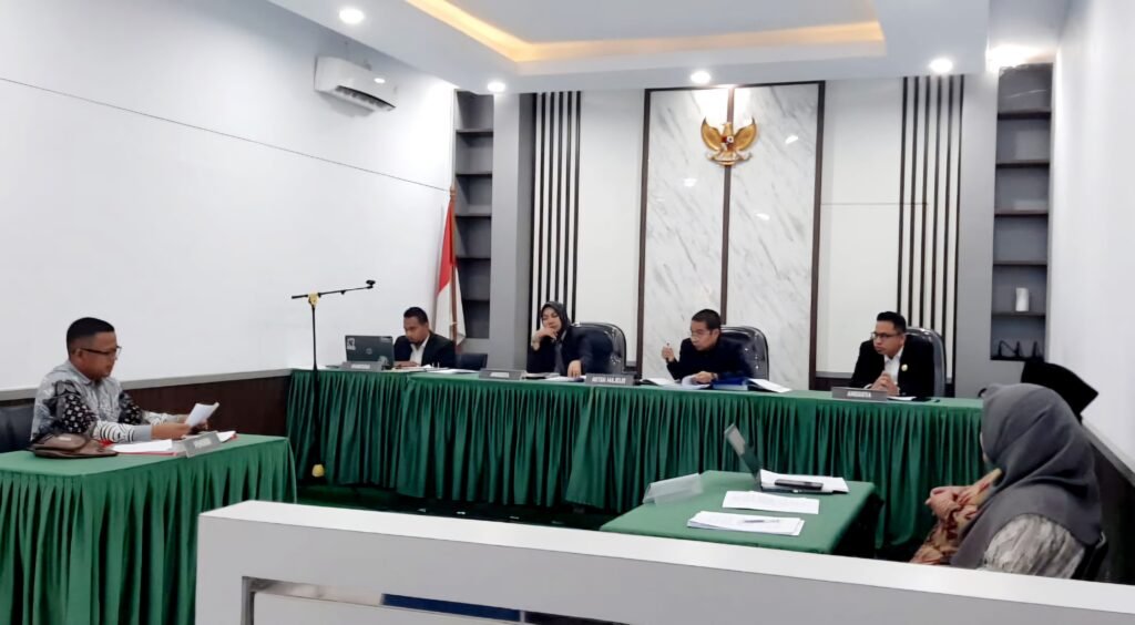 Sidang sengketa informasi publik tahap pembuktian pemohon media online PenaHarian.com dengan termohon Badan Amil Zakat Nasional (BazNas) Sumatera Barat, Kamis (19/9/2024) di ruang sidang Komisi Informasi Sumatera Barat