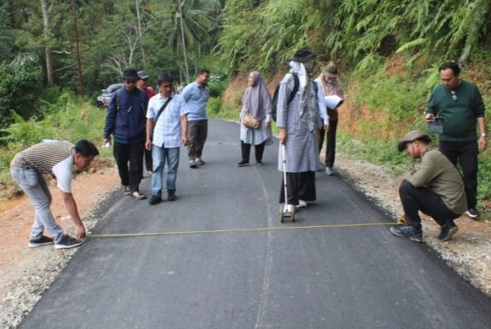 Dinas PUPR, Inspektorat, Kontraktor Pelaksana, dan Konsultan Pengawas meninjau pekerjaan Jalan Paninjauan-Kuncir Kabupaten Solok pada Sabtu (21/01/2023). (dok.suaraindependentnews.id)