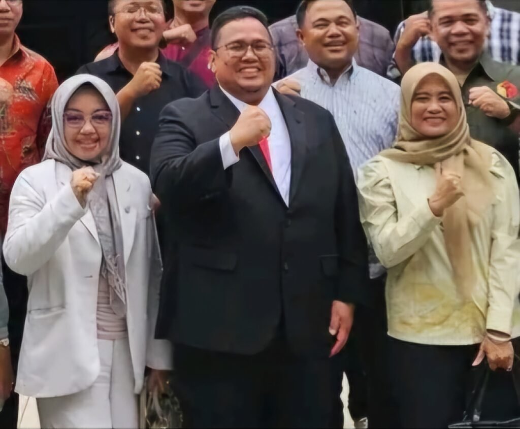 Unggahan akun Facebook Rini Juita M A lima hari lalu yang menampilkan foto bersama Ketua Bawaslu RI Rahmat Bagja (tengah pakai jas hitam) dan anggota Majelis Pemeriksa Daerah DKPP Sumbar, Elly Yanti (kanan pakai jas putih) di Universitas Andalas