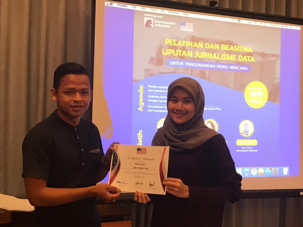Darlinsah saat menerima sertifikat dari Trainer Journocoders Indonesia di Padang, pada (10/11/2019).