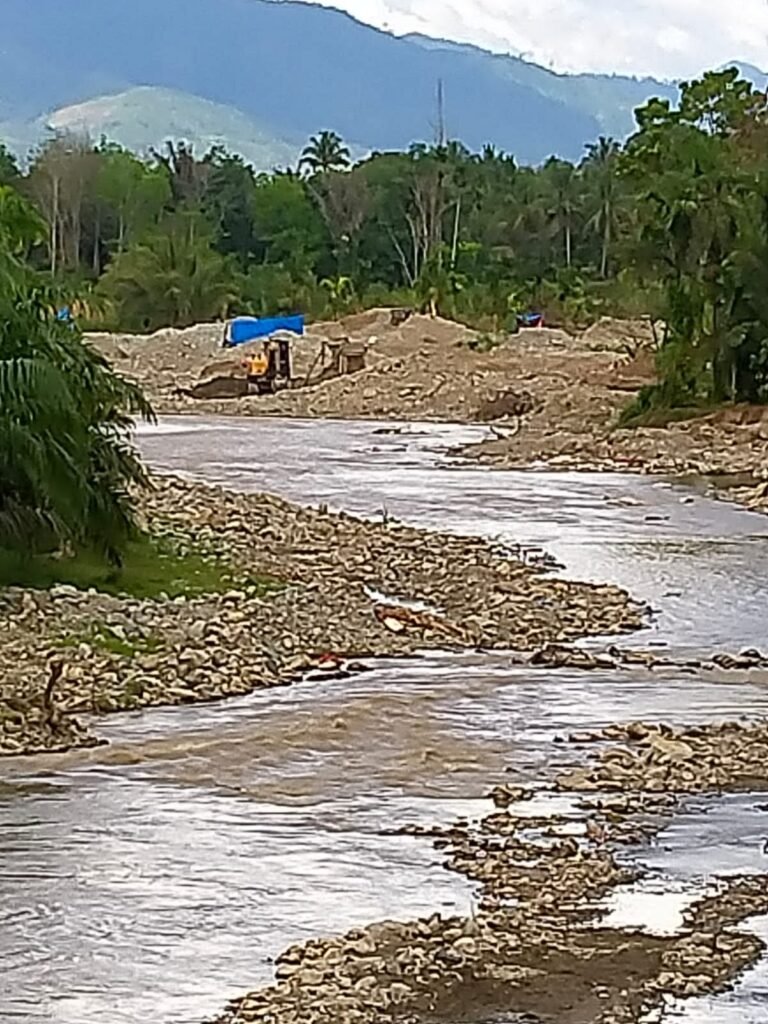 Penampakan kondisi Tambang Emas Ilegal di sepanjang aliran Sungai Batang Sibinail, dari Nagari Lubuk Layang - Nagari Padang Matinggi Utara, Kecamatan Rao Kabupaten Pasaman. (Dok. Kiriman masyarakat setempat)
