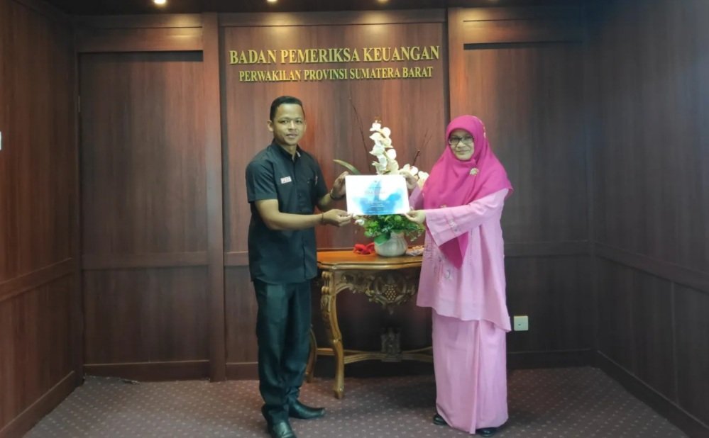 Darlinsah menerima piagam penghargaan nasional dari Badan Pemeriksa Keuangan (BPK) RI atas karya jurnalistiknya yang menyoroti Peran Audit BPK Dalam Mengurangi Korupsi secara nasional. Piagam diserahkan langsung oleh Kepala BPK Perwakilan Sumatera Barat Yusna Dewi mewakili BPK Pusat, di Padang pada (3/9/2020).