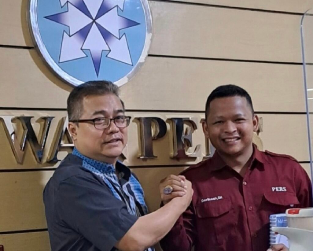 Darlinsah, SH salam kompak bersama pejabat Bidhukum Dewan Pers di Jakarta.