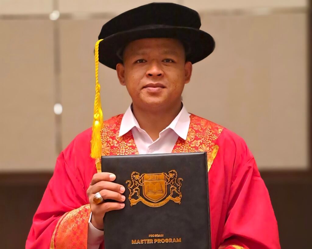 Darlinsah, S.H., LL.M setelah diwisuda ASEAN University Internasional (AUI) Malaysia di Ballroom Hotel InterContinental Kuala Lumpur, 18 Juli 2025.