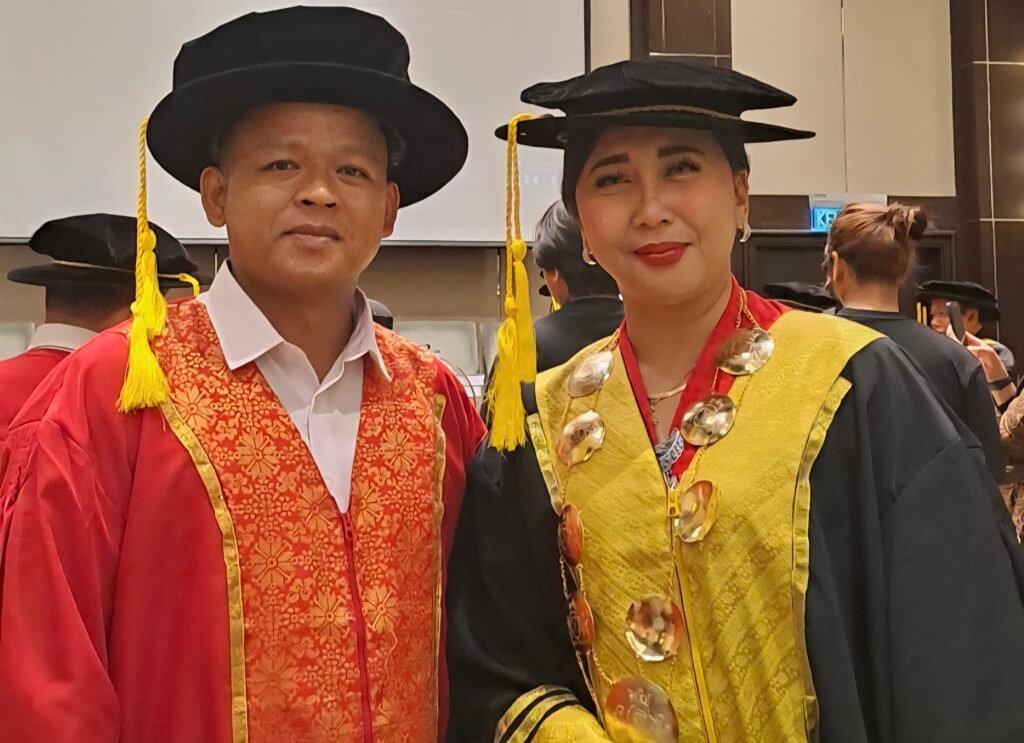 Foto bersama Darlinsah, S.H., LL.M dengan Prof. Dr. Werdhi Sutisari setelah wisuda dan pengukuhan Guru Besar AUI Malaysia.