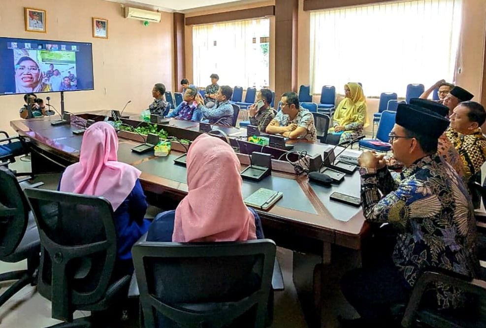 Bupati Pasaman Welly Suhery didampingi Wakil Bupati Pasaman H. Parulian dan Sekretaris Daerah Yudesri saat launching internet daerah Terluar, Terpencil, dan Tertinggal (3T) di ruang rapat Bupati, Senin (8/9/2025)