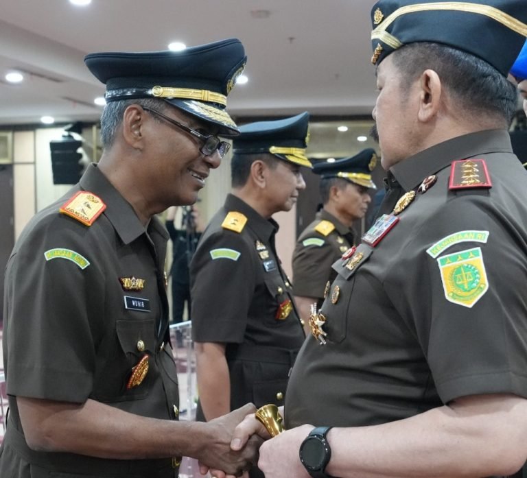Jaksa Agung ST Burhanuddin salami Muhibuddin usai dilantik jadi Kepala Kejaksaan Tinggi (Kajati) Sumatera Barat, Kamis (23/10/2025).