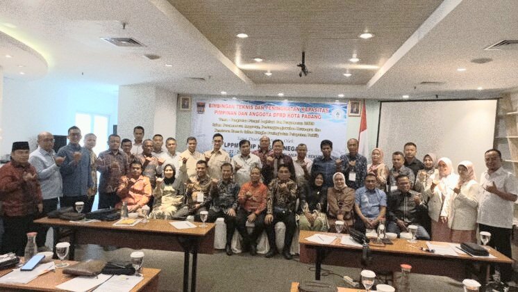 Pimpinan dan Anggota DPRD Kota Padang melaksanakan Bimbingan Teknis (Bimtek) di sebuah hotel mewah di Jakarta pada 22 hingga 24 Oktober 2025