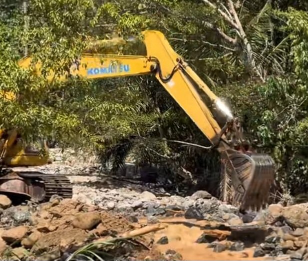 Pascabanjir bandang yang mengacaukan aliran Sungai Guo, Kuranji, Wakil Ketua Komisi VI DPR Andre Rosiade turun langsung membawa alat berat untuk menormalisasi sungai yang kini menyimpang dan mengancam permukiman warga, Sabtu (28/11/2025).