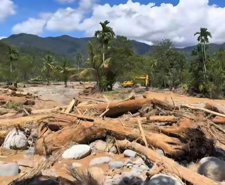 Wakil Ketua Komisi VI DPR Andre Rosiade ke Padang pada Sabtu (28/11/2025) melihat kondisi pasca banjir.