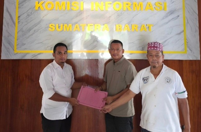 Jurnalis pegiat keterbukaan informasi dan antikorupsi, Darlinsah, S.H., LL.M (tengah), didampingi Ketua DPW Ikatan Penulis dan Jurnalis Indonesia (IPJI) Sumatera Barat, Prof. Anul Zufri, S.H., M.H., Ph.D (kiri), saat menyerahkan Permohonan Penyelesaian Sengketa Informasi Publik terhadap PT Bank Nagari ke Komisi Informasi Provinsi Sumatera Barat, yang diterima oleh Panitera Pengganti KI Sumbar, Kiki Eko Saputra (kanan), di Kantor KI Sumbar, Padang, Jumat (29/1/2026).