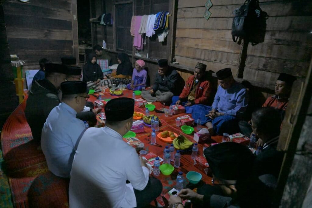 Gubernur Mahyeldi menyerahkan bantuan bedah rumah kepada seorang warga kurang mampu, Yepriadi Hasan, di Kampung Paya Beringin, Simpang Kalam, Jorong Sentosa, Nagari Cubadak Tangah, Kecamatan Duo Koto, Selasa dini hari (10/03/2026).