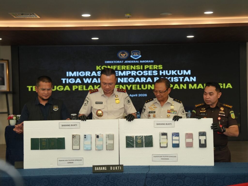 Direktur Jenderal Imigrasi, Hendarsam Marantoko (kedua kiri) didampingi Plt. Direktur Pengawasan dan Penindakan Keimigrasian, Yuldi Yusman (kedua kanan), Kasubdit Pra-penuntutan Jampidum Kejaksaan Agung, Hadiman (kanan) serta Koordinator Fungsi Hubungan Masyarakat Direktoran Jenderal Imigrasi, Achmad Nur Saleh (kiri) menunjukkan barang bukti pada konferensi pers di Direktorat Jenderal Imigrasi, Jakarta, 20 April 2026.