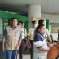 Tim Penasihat Prabowo-Gibran, Letjen TNI (Purn) Sjafrie Sjamsoedin menjenguk Tokoh masyarakat yang ditembak OTK di RSU dr Soetomo Surabaya. Foto: Mili.id