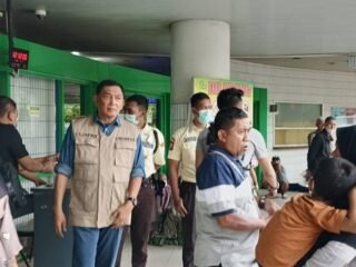 Tim Penasihat Prabowo-Gibran, Letjen TNI (Purn) Sjafrie Sjamsoedin menjenguk Tokoh masyarakat yang ditembak OTK di RSU dr Soetomo Surabaya. Foto: Mili.id