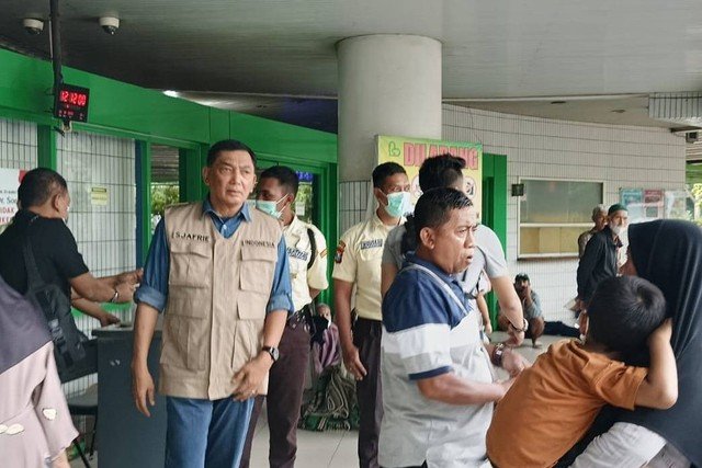 Tim Penasihat Prabowo-Gibran, Letjen TNI (Purn) Sjafrie Sjamsoedin menjenguk Tokoh masyarakat yang ditembak OTK di RSU dr Soetomo Surabaya. Foto: Mili.id