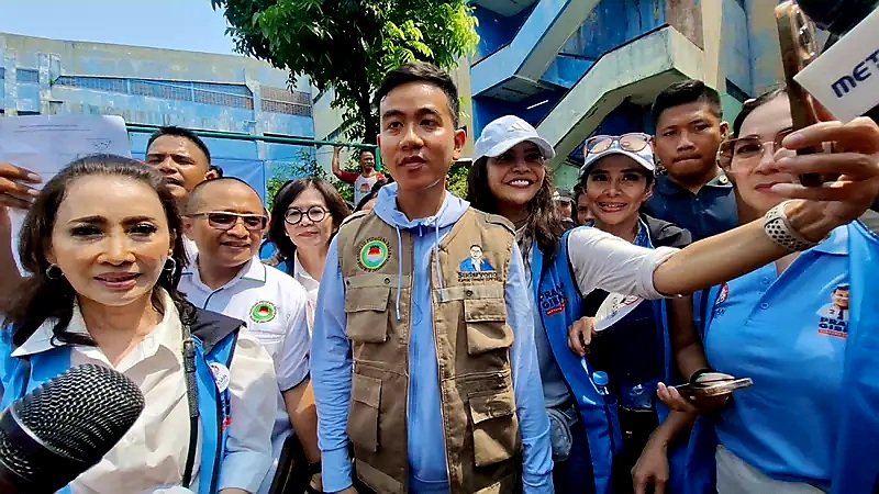 Calon wakil presiden (cawapres) nomor urut 2, Gibran Rakabuming usai blusukan di Pasar Minggu Jakarta Selatan, Sabtu (23/12/2023). (dok. Liputan6)