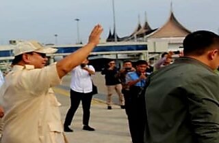 Prabowo Mendarat di BIM Padang, Lanjut Naik Helikopter Kunjungi Posko Erupsi Marapi