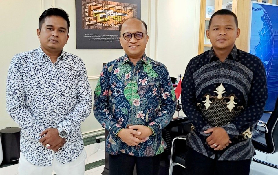 Pemimpin Redaksi Deliknews.com Darlinsah, SH bersama rekan NgopiNews.com Ari Hendriko dengan Sekjen Kemnaker, Prof. Anwar Sanusi usai wawancara eksklusif di Kantor Kemnaker RI, Kamis, 5 Oktober 2023.