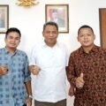 Pemimpin Redaksi Deliknews.com Darlinsah, SH bersama rekan NgopiNews.com Ari Hendriko dengan Plt Kepala Biro Humas Kemensos, Supomo usai wawancara eksklusif di Kantor Kemensos RI, Senin, 2 Oktober 2023.