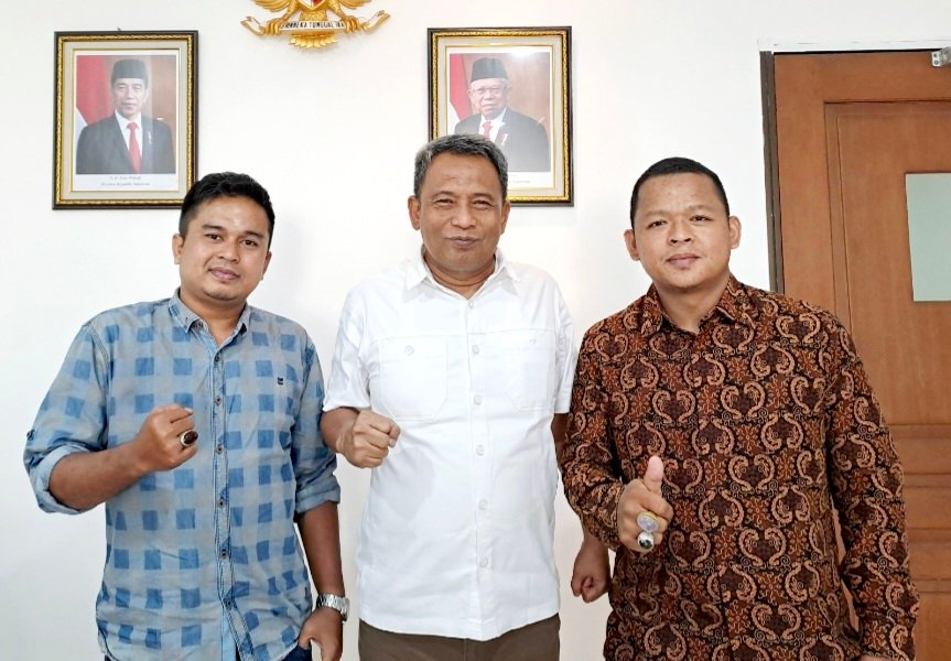 Pemimpin Redaksi Deliknews.com Darlinsah, SH bersama rekan NgopiNews.com Ari Hendriko dengan Plt Kepala Biro Humas Kemensos, Supomo usai wawancara eksklusif di Kantor Kemensos RI, Senin, 2 Oktober 2023.