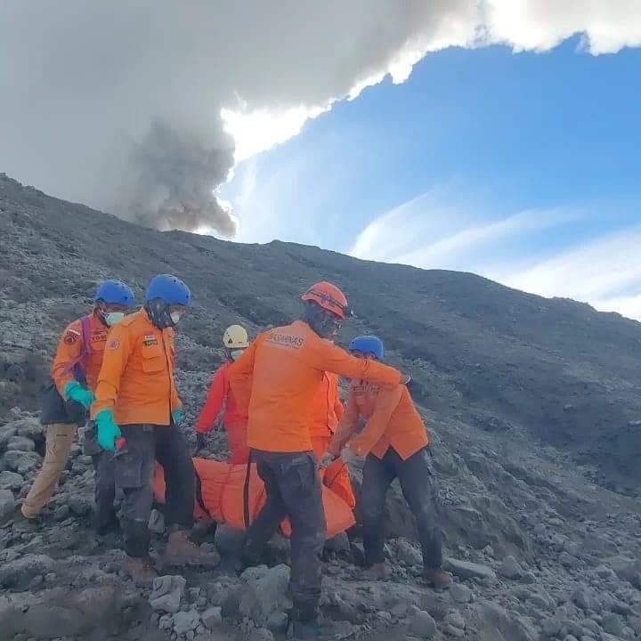 Tim SAR melakukan evakuasi korban erupsi Gunung Marapi di puncak Marapi pada Selasa (5/12/23). (Pusdalops BPBD Kab. Agam)