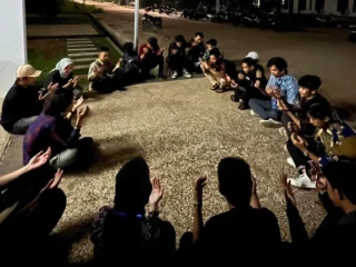 Sejumlah Mahasiswa di Cirebon menggelar deklarasi pernyataan sikap dengan memberikan dukungan dan doa kepada Firli Bahuri di Halaman Gedung Kesenian Kota Cirebon, Jawa Barat, Minggu 17 Desember 2023 malam.