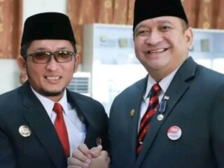 Sekda Kota Padang, Andree Algamar (kiri) bersama Wali Kota Padang, Hendri Septa (kanan)