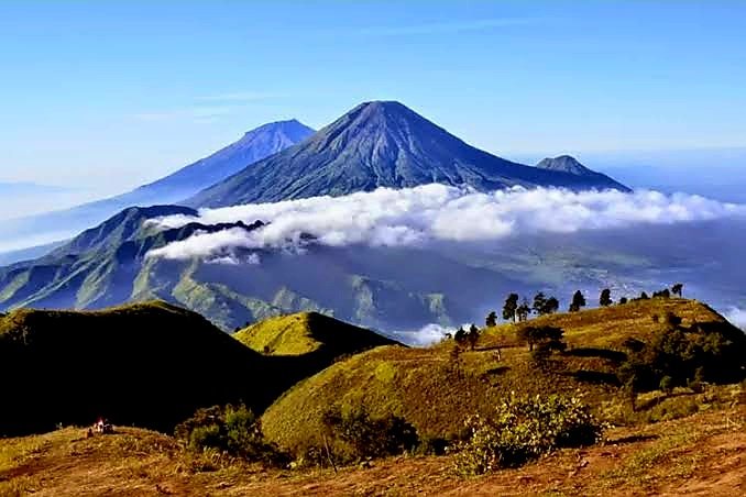 Gunung Prau adalah salah satu gunung yang terletak di Jawa Tengah, Indonesia. Gunung ini memiliki ketinggian sekitar 2.565 meter (8.415 kaki) di atas permukaan laut. (berbagitrip.blogspot.com)