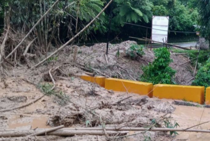 Material longsor menutupi ruas jalan di Kecamatan Harau, Kabupaten Limapuluh Kota (Foto: BPBD Limapuluh/HO Media Center Riau).