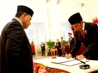 Presiden Joko Widodo menandatangani surat pelantikan Ketua KPK Firli Bahuri (kiri) di Istana Negara, Jakarta, Jumat (20/12/2019) setelah melantik lima pimpinan KPK periode 2019-2023 yakni Firli Bahuri, Alexander Marwata, Lili Pintauli Siregar, Nawawi Pomolango dan Nurul Ghufron