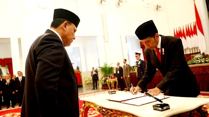 Presiden Joko Widodo menandatangani surat pelantikan Ketua KPK Firli Bahuri (kiri) di Istana Negara, Jakarta, Jumat (20/12/2019) setelah melantik lima pimpinan KPK periode 2019-2023 yakni Firli Bahuri, Alexander Marwata, Lili Pintauli Siregar, Nawawi Pomolango dan Nurul Ghufron