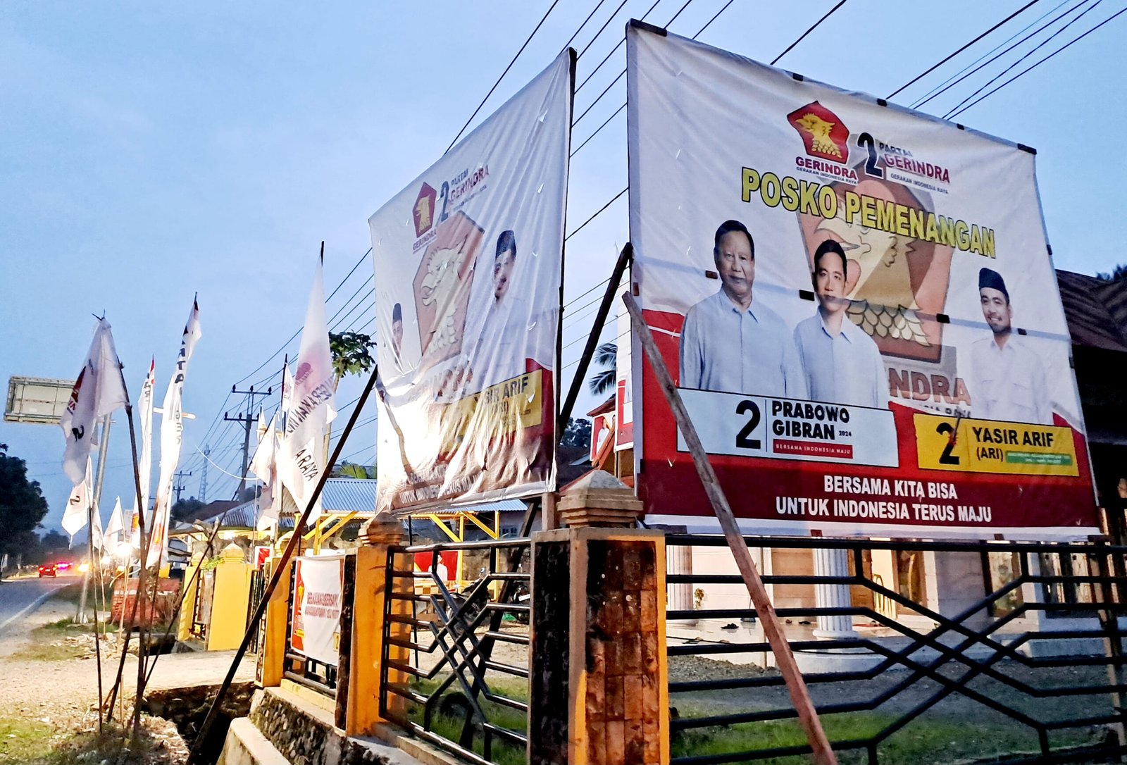 Posko pemenangan Capres dan Cawapres Prabowo-Gibran di rumah kediaman Caleg DPRD Kabupaten Pasaman dari partai Gerindra, Yasir Arif di Tanjung Medan, Nagari Panti Selatan, Kecamatan Panti, Kabupaten Pasaman, Senin (15/1/14).