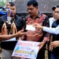 Anggota DPRD Pasaman, Hamdan (pakai baju batik) memberikan hadiah juara I kepada pemenang turnamen bola voli se-Kecamatan Duo Koto, pada Rabu (3/1/2024).