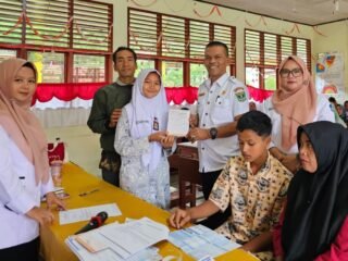 Kepala SMKN 1 Lubuk Sikaping, Muslim, menyerahkan bantuan Baznas Provinsi Sumatera Barat