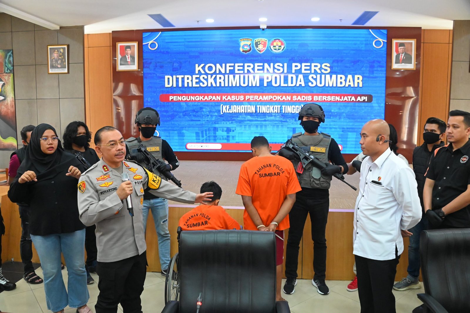 Kapolda Sumbar Irjen Pol Suharyono yang didampinggi Wakapolda sumbar Brigjen Pol Gupuh Setiyono, S.Ik. MH dan Dirreskrimum Kombes Pol Andri Kurniawan, S.Ik. MH serta beberapa pejabat utama saat konfrensi pers.