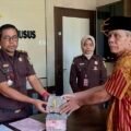 Kejaksaan Negeri Pasaman diwakili Kasi Pidana Khusus, Juprizal, SH, MH resmi menerima titipan pengembalian kerugian keuangan negara sebesar Rp125.000.000,- dari saksi "S" mantan Wali Nagari Ladang Panjang terkait dugaan tindak pidana korupsi anggaran Dana Desa dan Alokasi Dana Desa selama tahun anggaran 2018 hingga 2020, pada Rabu (3/1/25).