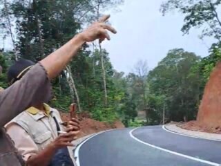 Warga Protes ke Bupati Pasaman: Mata Pencaharian Saya Hilang Akibat Tanaman Karet Dirusak Tanpa Persetujuan Demi Proyek Jalan