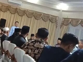 Tangkapan layar dari video yang sudah viral, tampak anak Bupati Pasaman Hamsuardi berdiri dalam pertemuan tersebut.
