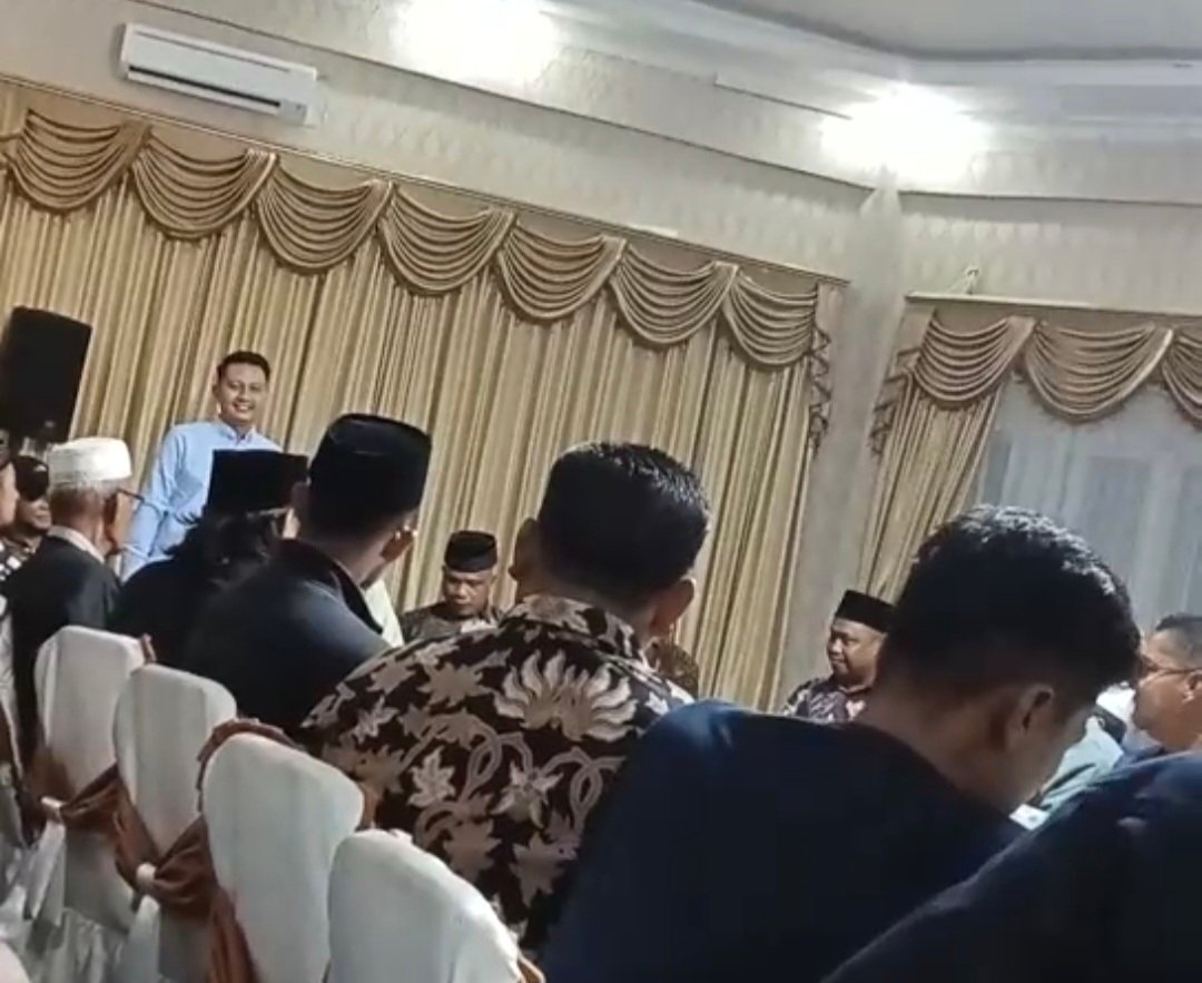 Tangkapan layar dari video yang sudah viral, tampak anak Bupati Pasaman Hamsuardi berdiri dalam pertemuan tersebut.