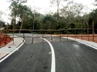 Proyek Jalan Kabupaten Pasaman pada Kampung Benai baru selesai Desember 2023 lalu kini sudah dipagar oleh Ibu Jusnaini, Jumat 19 Januari 2024. (dok.Kiriman Surja anak Jusnaini)