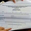 Tangkapan layar video Logistik Pemilu 2024 Dokumen C Hasil DPRD Sumatera Barat 4 Tercecer di Jalanan.