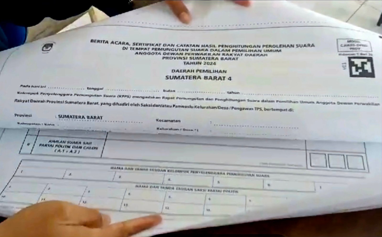 Tangkapan layar video Logistik Pemilu 2024 Dokumen C Hasil DPRD Sumatera Barat 4 Tercecer di Jalanan.