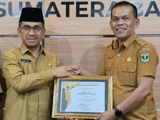 Kepala SMKN 1 Lubuk Sikaping, Muslim, M.Pd menerima penghargaan dari Kepala Dinas Pendidikan Provinsi Sumatera Barat Drs. Barlius, M.M, Senin (4/3/2024)