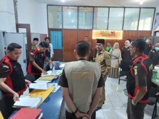 Tim Kejaksaan Tinggi (Kejati) Sumatera Barat (Sumbar) yang di pimpinan Asisten Pidana Khusus Kejati Sumbar, Hadiman, melakukan penggeledahan di Kantor Dinas Pendidikan Provinsi Sumbar terkait kasus dugaan korupsi pada Selasa (19/3/2024) sekitar pukul 12.00 WIB